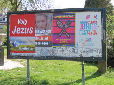 848864 Afbeelding van een gemeentelijk reclamebord bij de Oranjelaan te De Meern (gemeente Utrecht), met enkele posters ...
